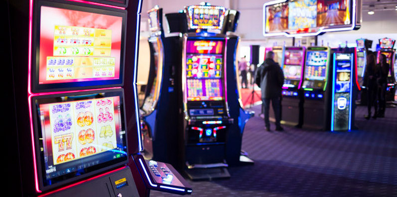 Une salle de casino avec des machines à sous