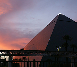 Vue nocturne de l'hôtel Luxor Las Vegas