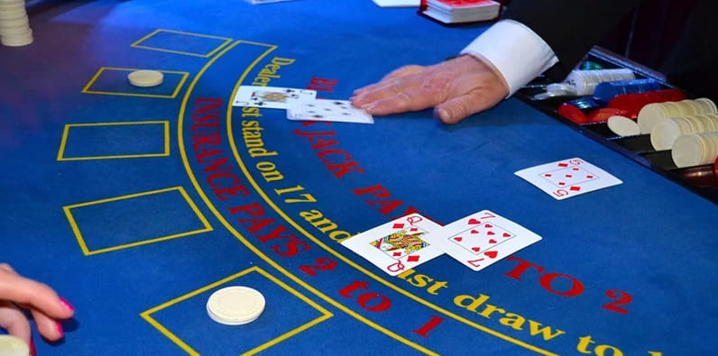 Une table de blackjack avec croupier de casino