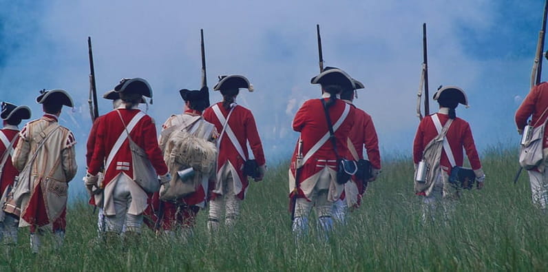 Des hommes déguisés en soldats anglais du 18ème siècle