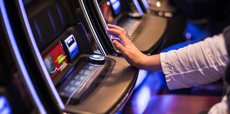 Una persona jugando en máquina tragaperras