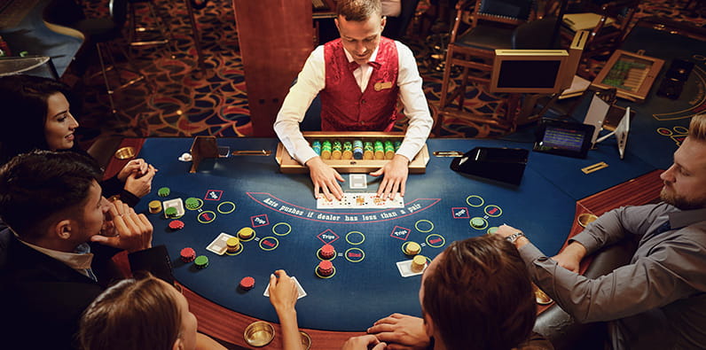 Table de poker avec croupier et joueurs de casino